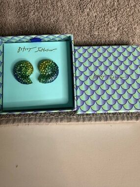 🐚Betsey Johnson Green to Blue Glitter Shell Earrings